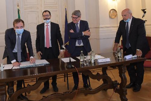 Il governatore del Friuli Venezia Giulia alla firma dell'accordo di programma per la Ferriera di Servola.